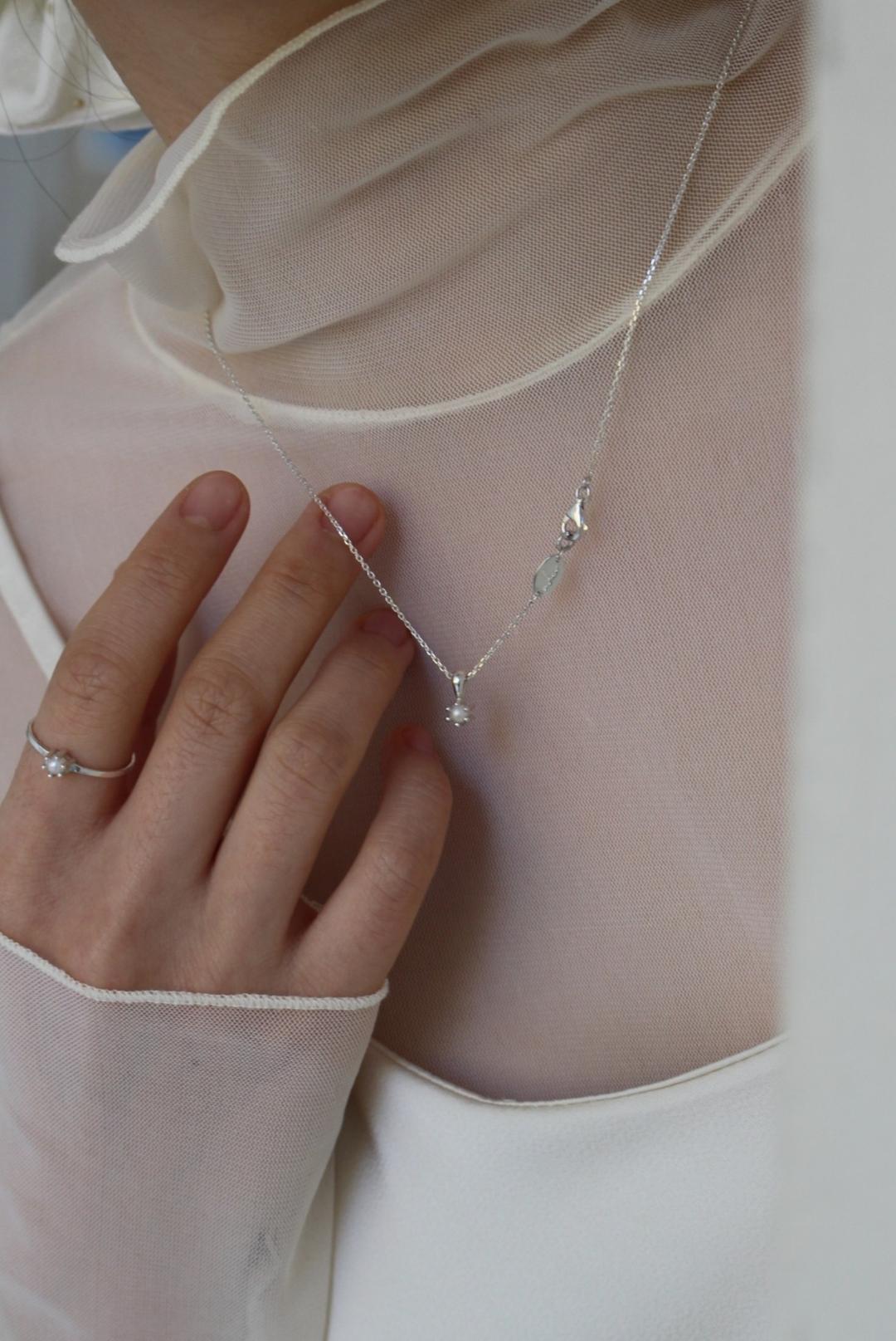 Daphne pearl necklace