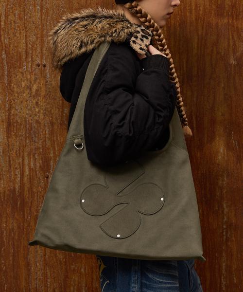 클로버 로고 아티피셜 스웨이드 숄더백 카키