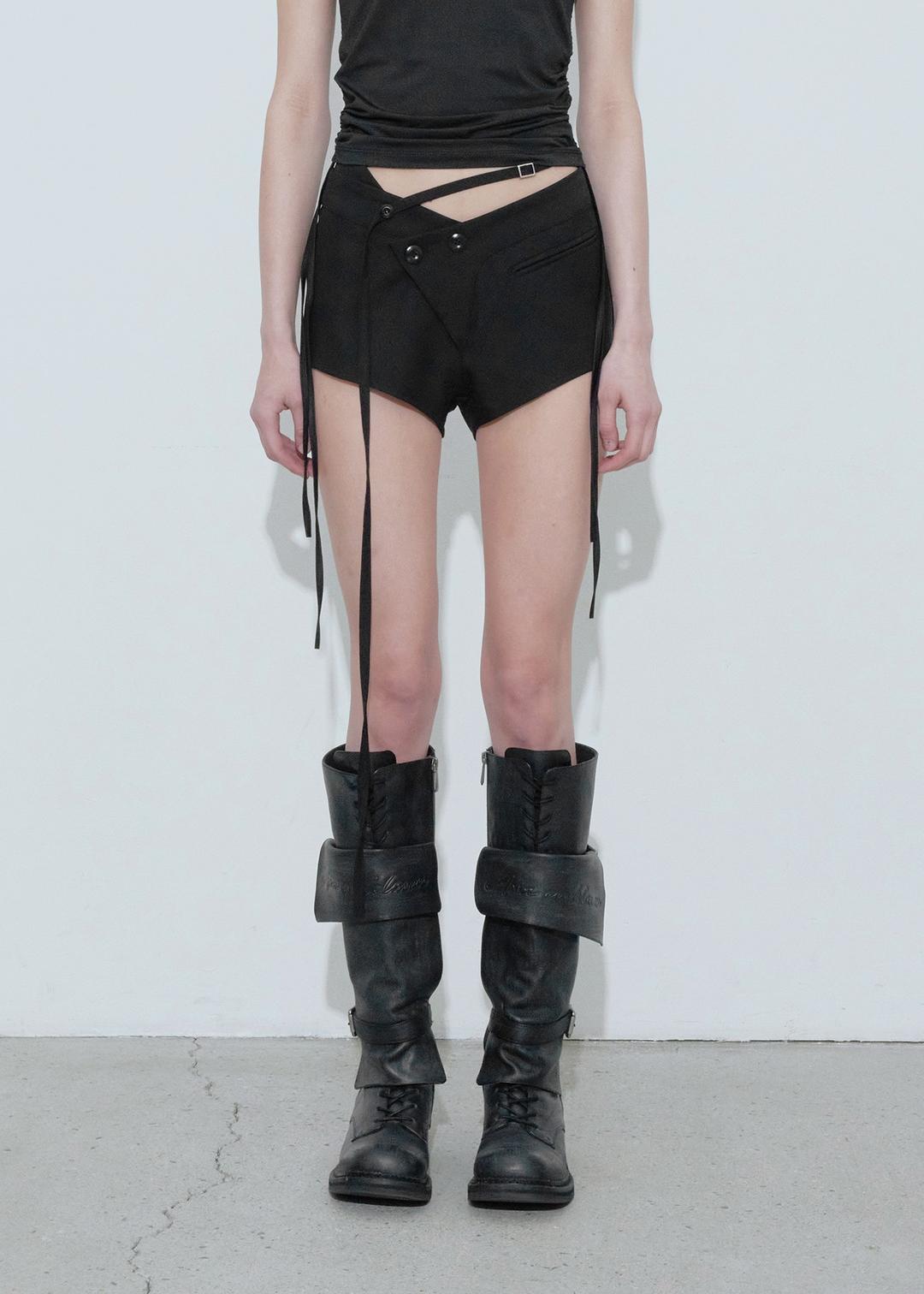 BELTED OBLIQUE SHORTS, BLACK