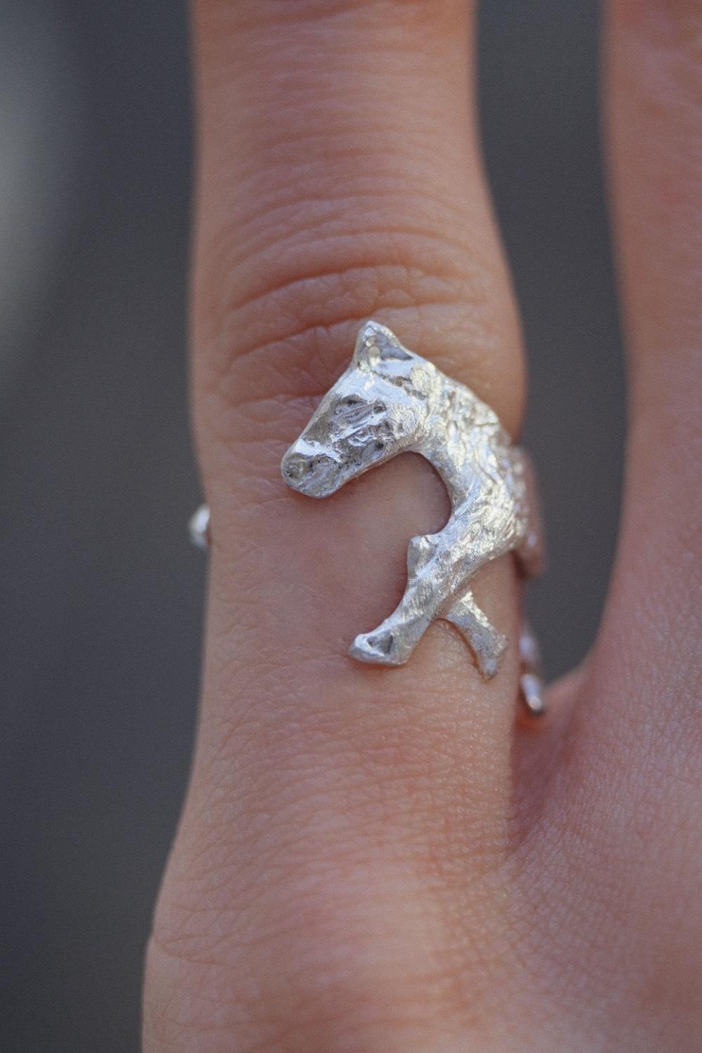 LUCKY PONY PINKY RING