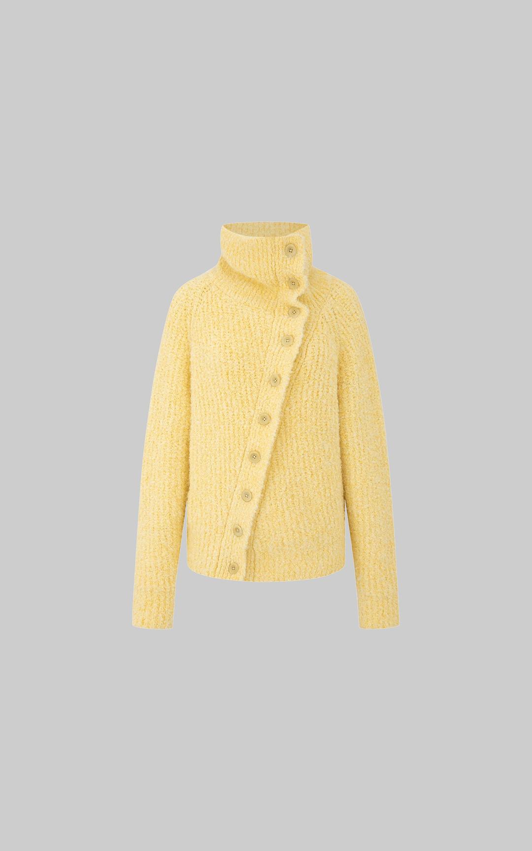 <tc>IAMXIAA</tc> 비대칭 버튼 하이넥 퍼지 니트 스웨터