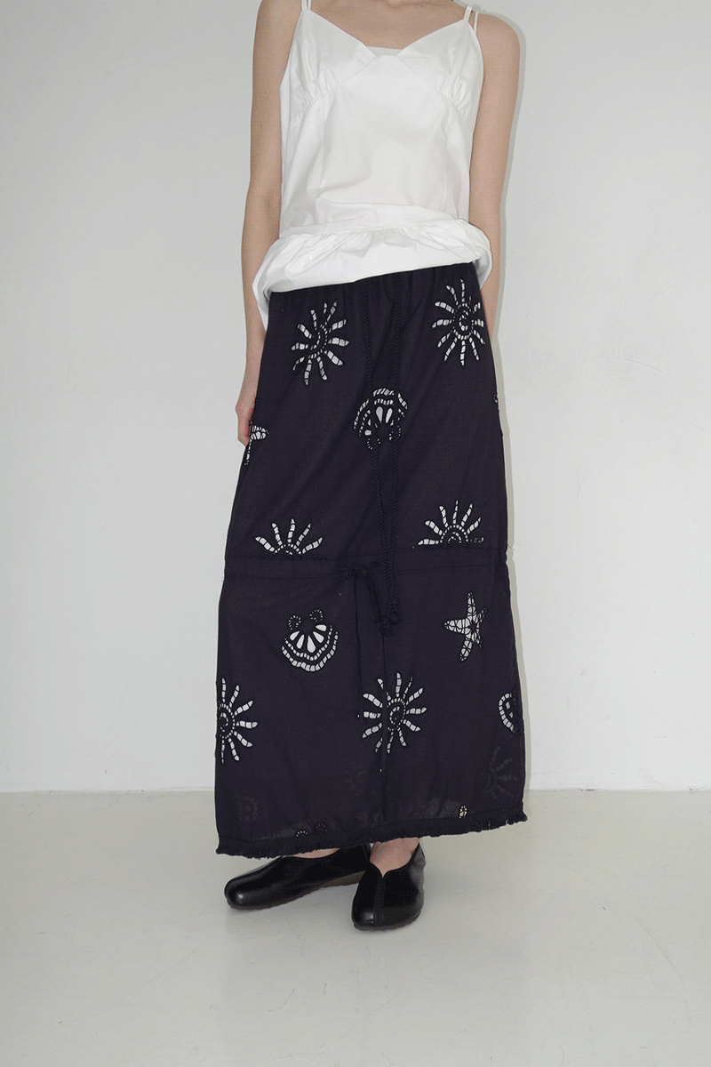 [MADE/자체제작] 페닌 자수 펀칭 롱스커트