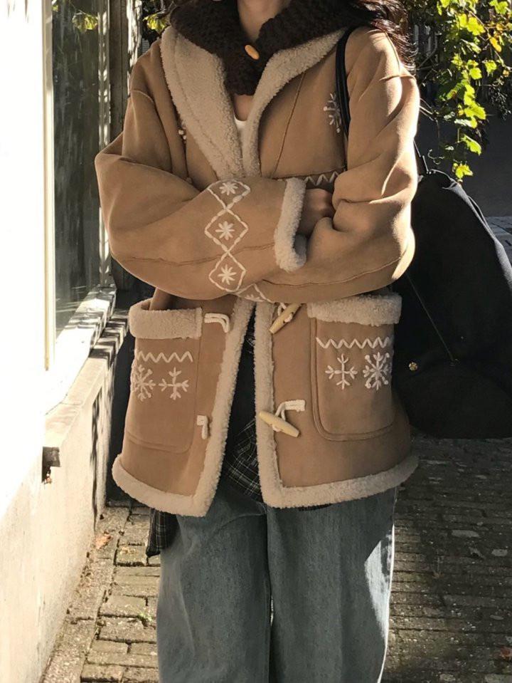 호아스 [브라운당일] 베르가못 스노우 무스탕 자수 더블 하프 자켓 (2col)