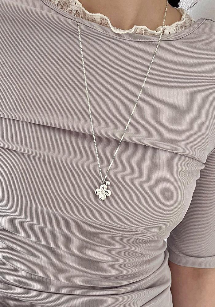 Flower cushion necklace