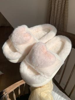 보송 하트 화이트 블랙 퍼 층간소음 거실화 슬리퍼