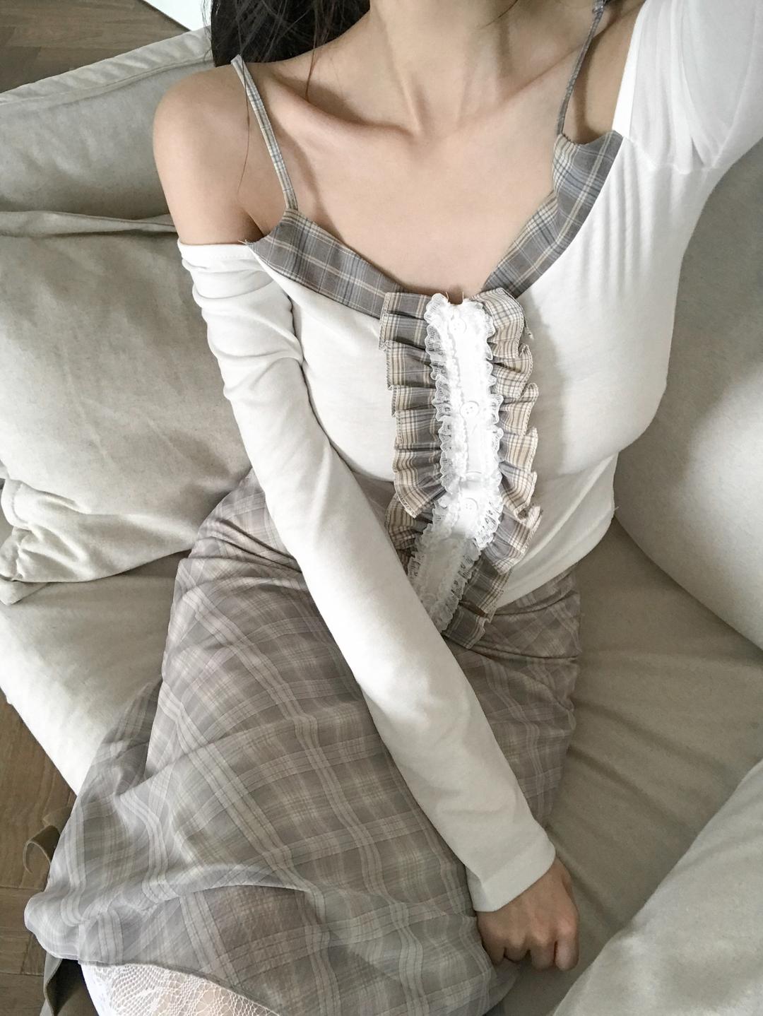 잔느 르델 레이스 프릴 오프숄더 티셔츠