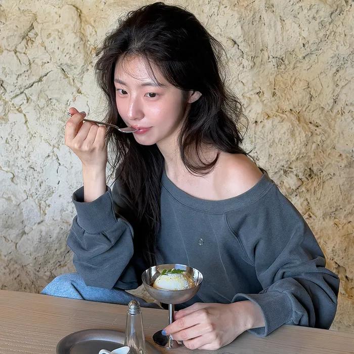 [5차 리오더] 에딘 오프숄더 스웻셔츠 ( 피그먼트 차콜 )