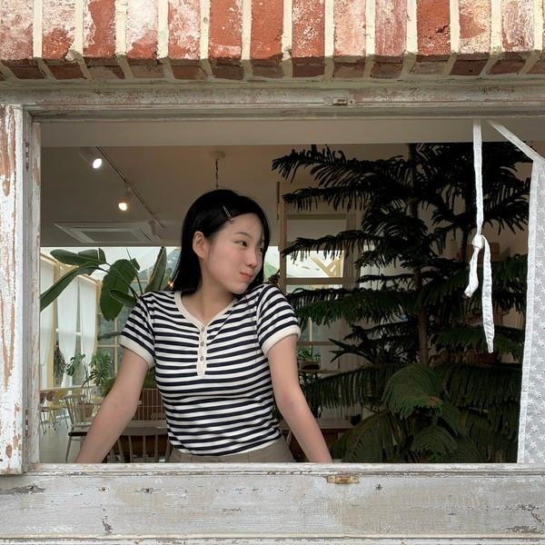 • Rib stripe button tee