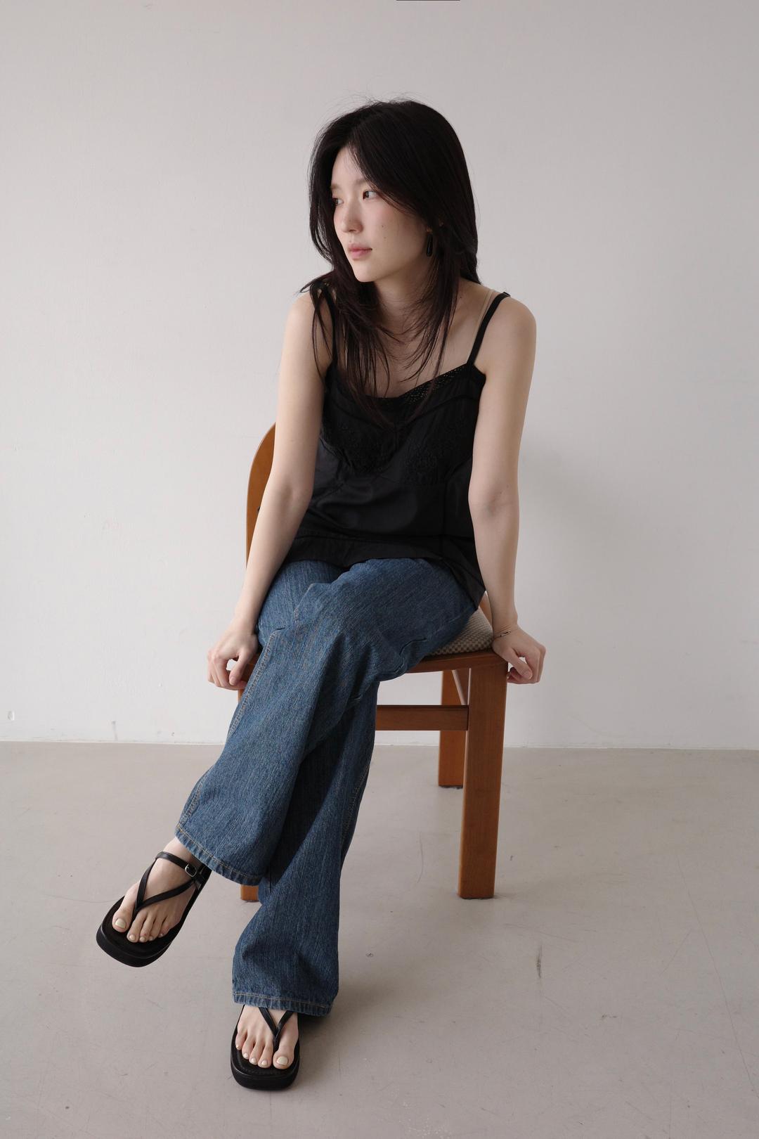Emboridery line top (2C)