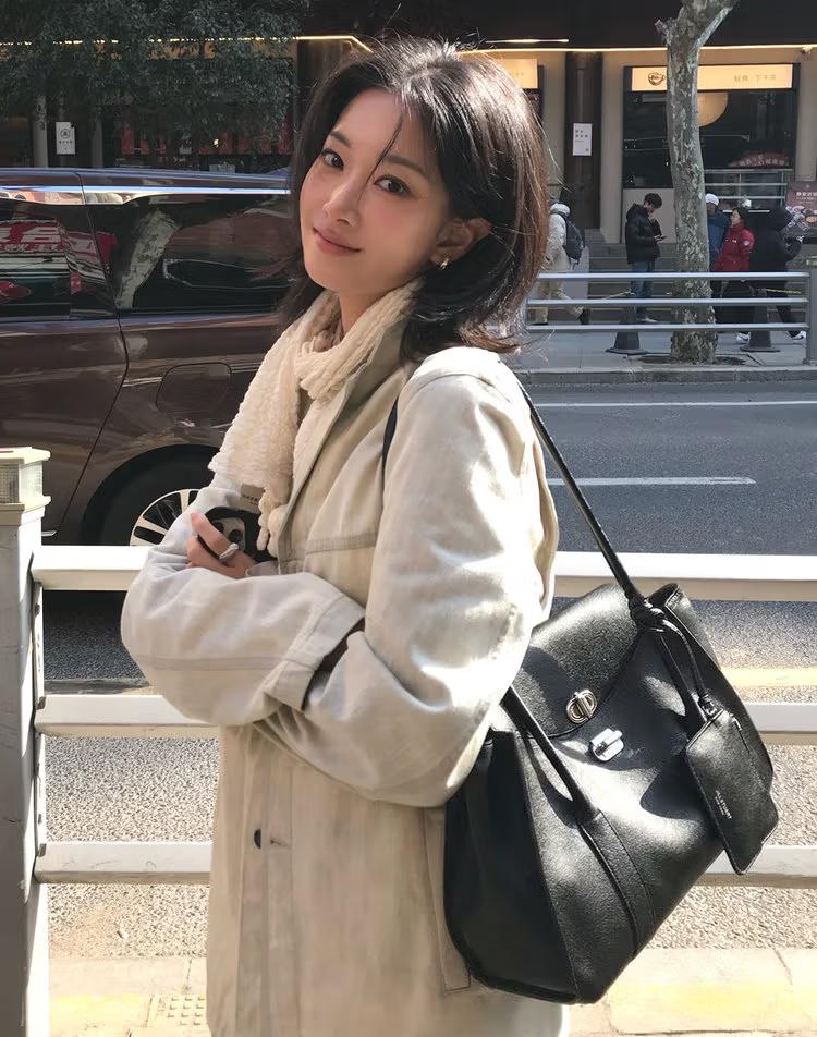 [한겨레PICK][AUBE] 가죽 오브 장식 롱숄더 M 블랙