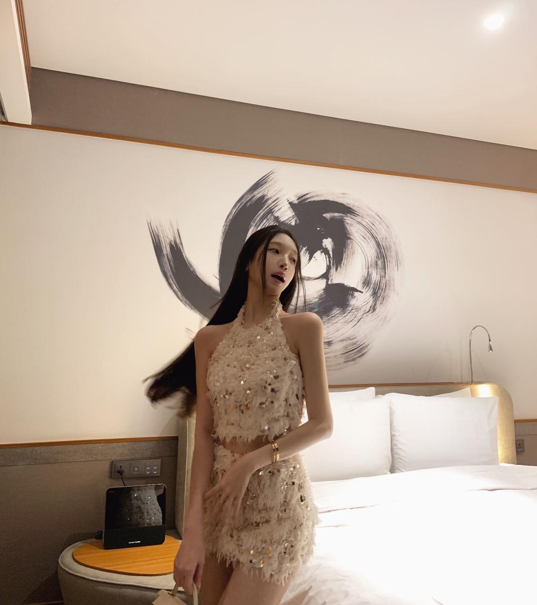 베르비 [고퀄리티] *초미니* 파티 스팽글 복실 퍼 홀터 투피스 세트 파티룩 연말룩 클럽룩