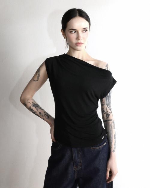 원숄더 슬림핏 티셔츠 블랙