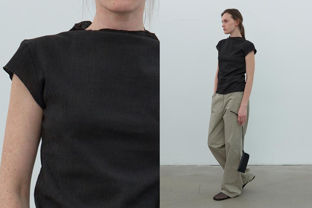 Pleats mock neck top (black)