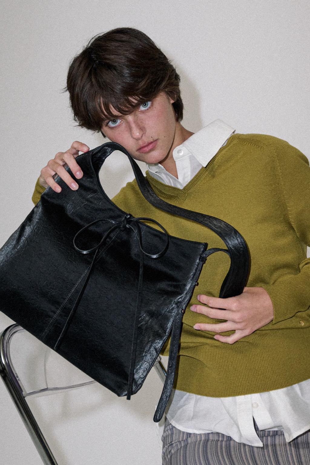 Triangle shoulder bag Black