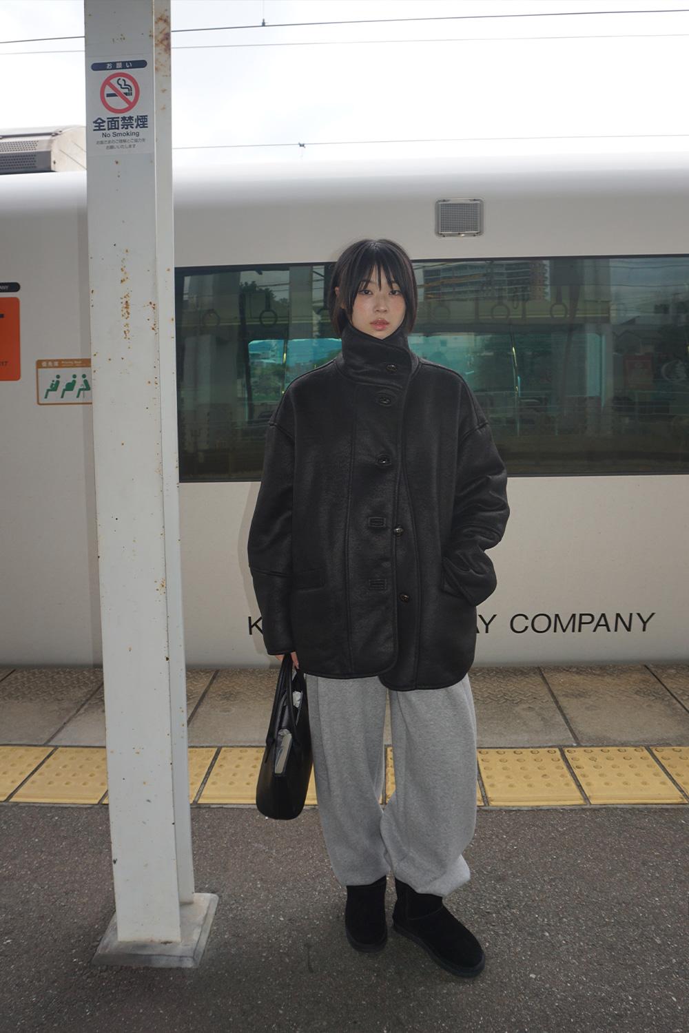 [11월30일 순차출고 예정] (woman) 더스크 하이 무스탕 하프 코트_Black