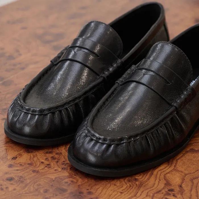 천연 양가죽 클래식 시그니처 로퍼 WBIG68101