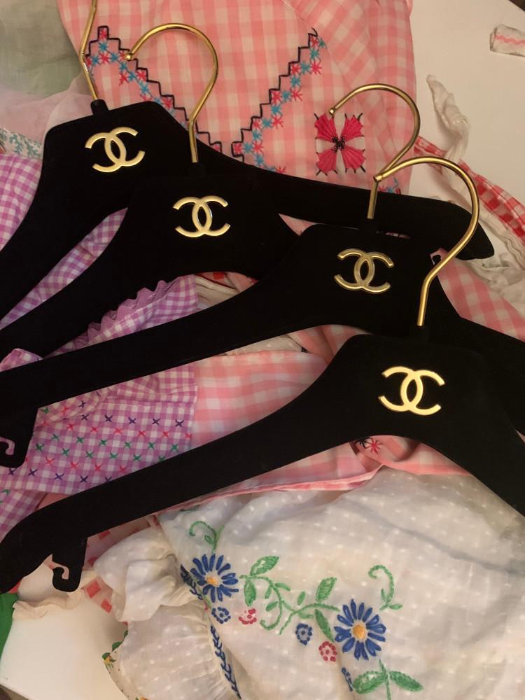 [중고]CHANEL VELVET HANGER 샤넬 벨벳 옷걸이