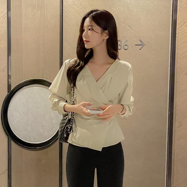 페미닌 셔링 랩스타일 블라우스