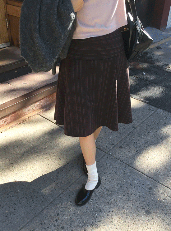 언더비 [당일발송🔥] 베니츠 스트라이프 미디 스커트 (2 color)