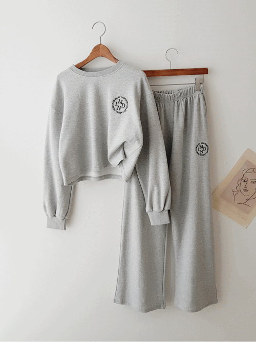 MIND SET/ 심플 자수 포인트 크롭 긴팔 티셔츠 밴딩 일자 와이드팬츠 트레이닝복 데일리 꾸안꾸 홈웨어 학생 체육복 운동복 추리닝 세트