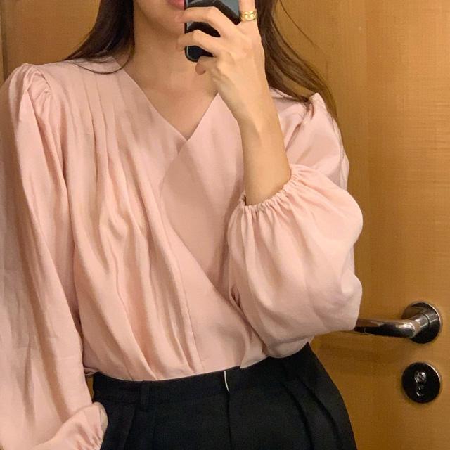 comehere 블루밍 핀턱 브이넥 블라우스 (2color)