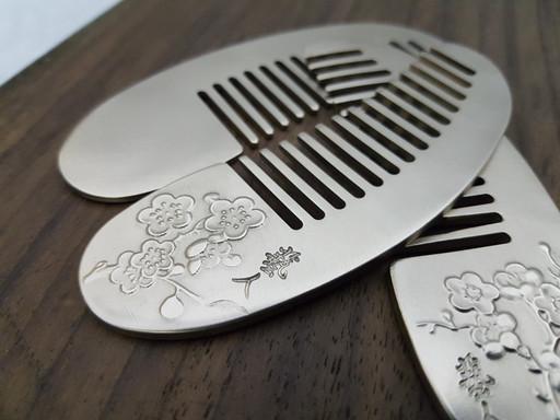 방짜유기 매화문양 양각조각 머리빗