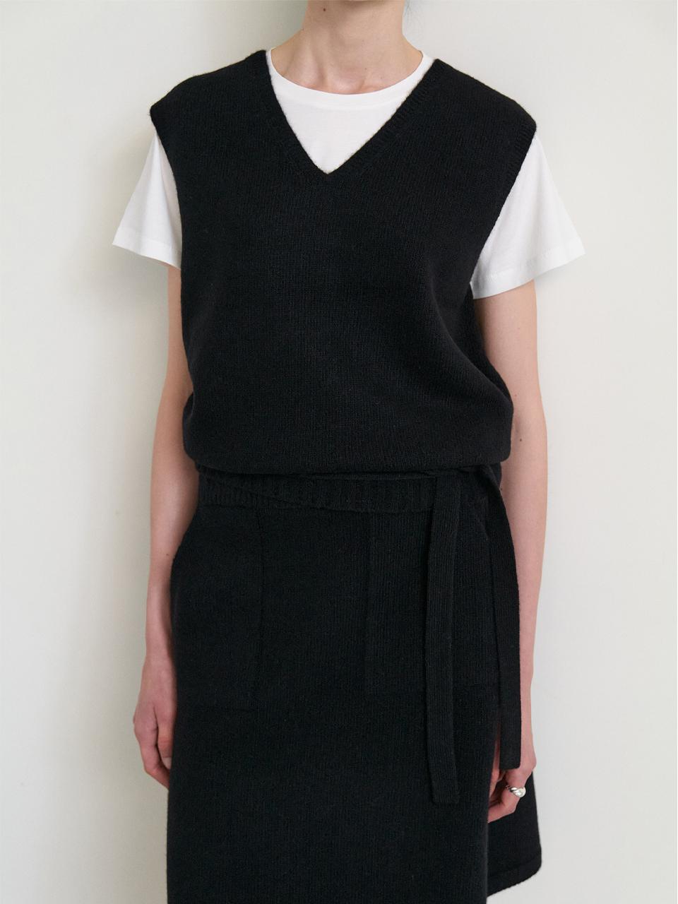 스텝어라운드 Wholegarment belted knit vest_BLACK
