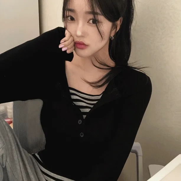 [유니크] 단가라 레이어드 배색 브이넥 단추 긴소매 니트