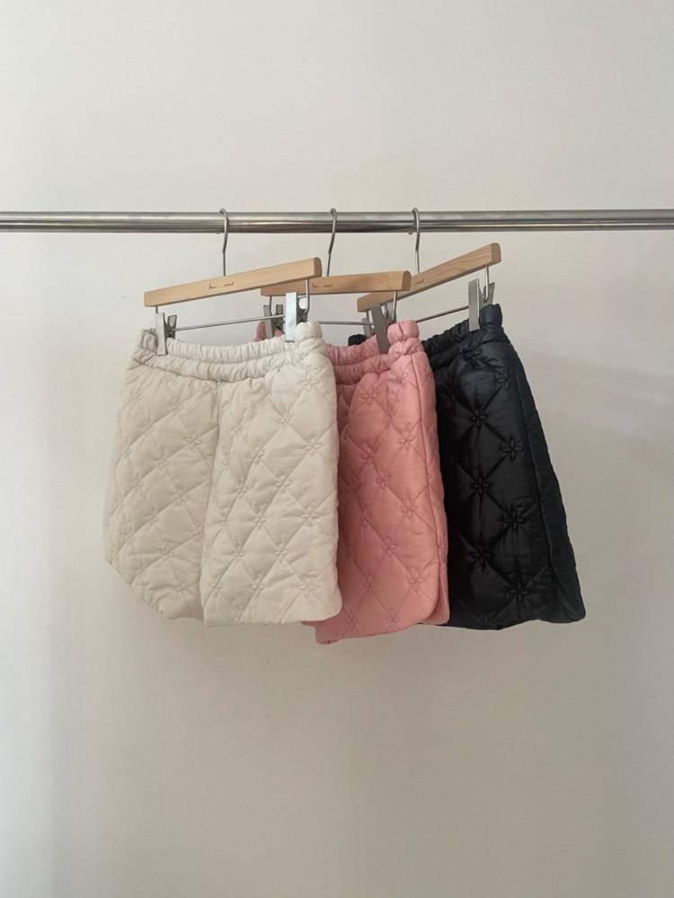 amiment 아미먼트 ﻿어글리 퀼팅 패딩 숏팬츠 (6온스)