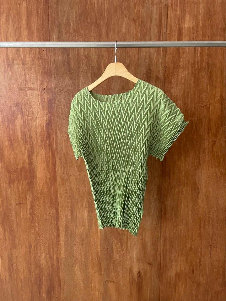 Avocado pleats top