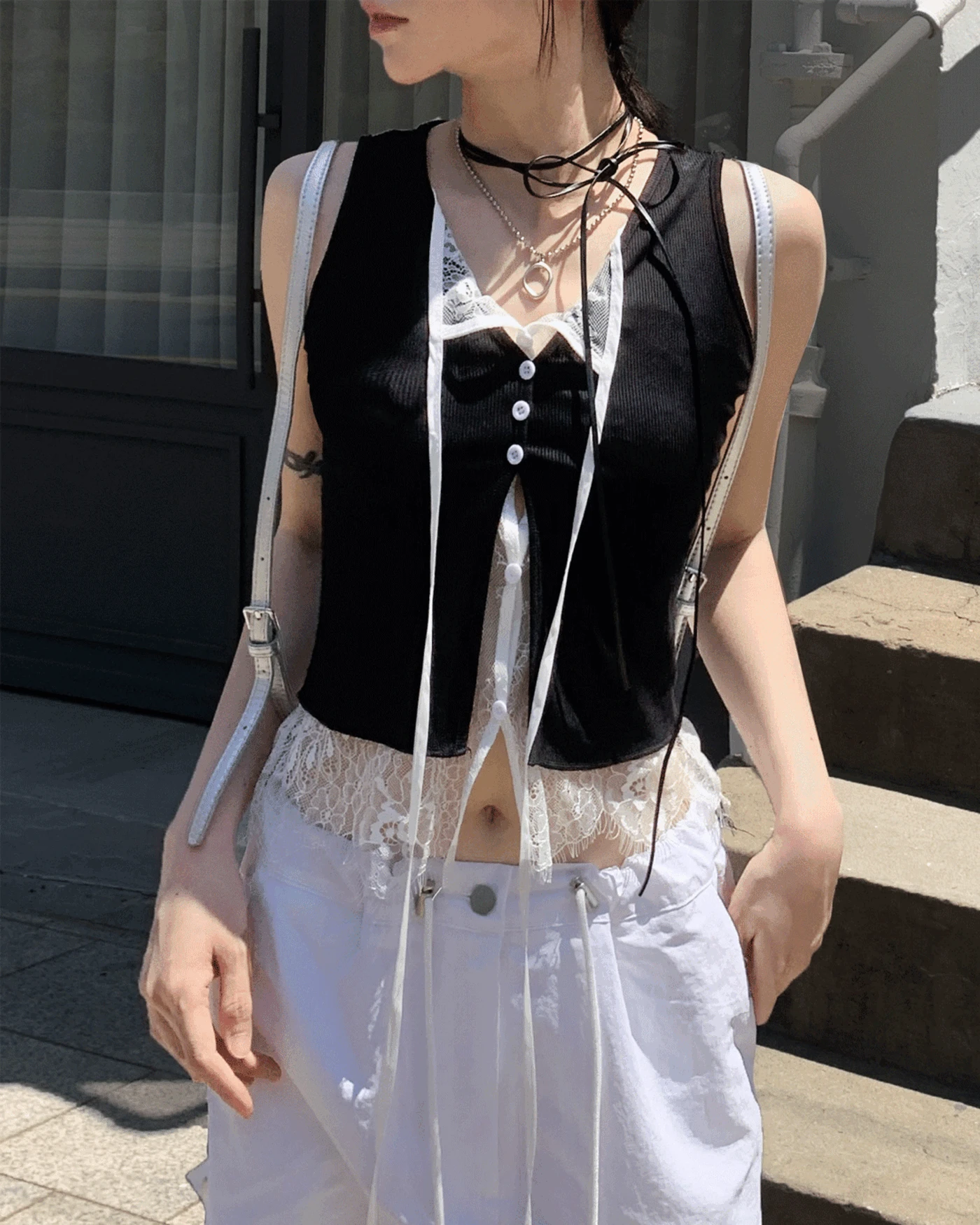 Whisper 레이스 배색 슬리브리스 탑 (Black)