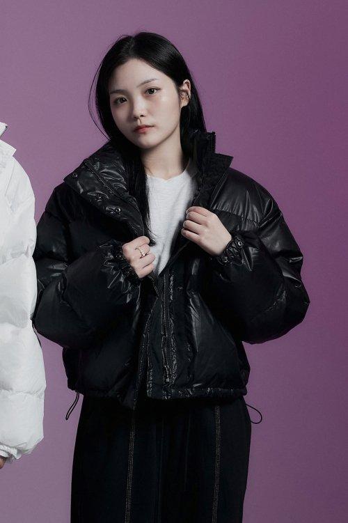 바텀 라벨 포인트 글로시 숏 패딩 (블랙)