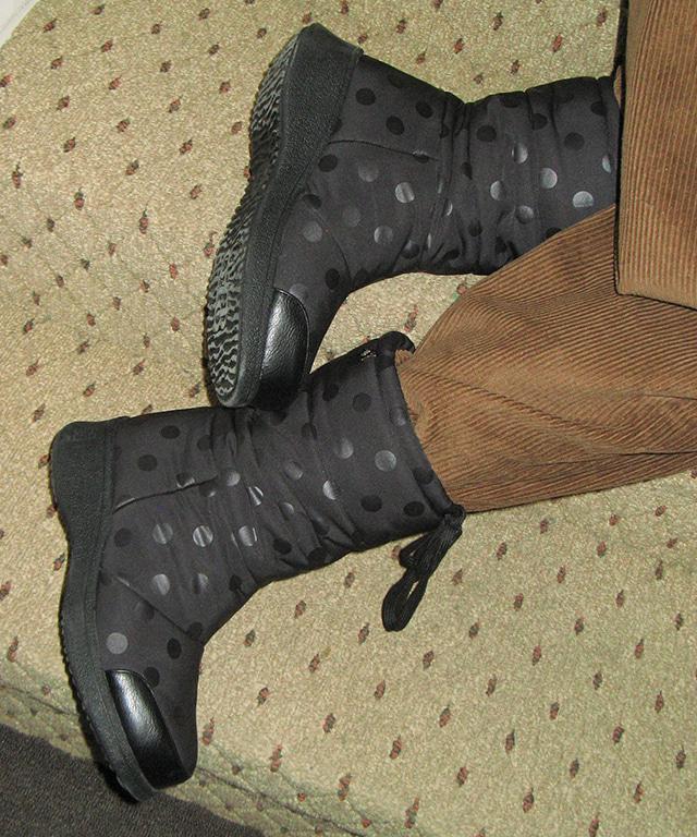 [12/12 순차배송] DOT PADDED MID BOOTS BLACK