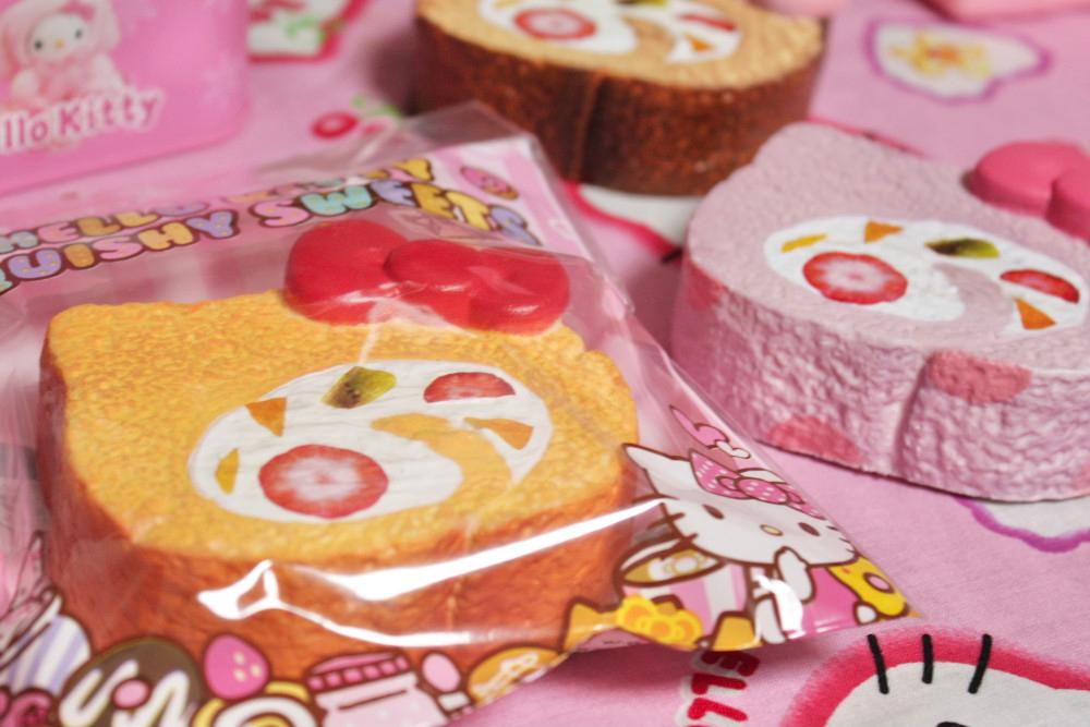 [ Sanrio ] 헬로키티 롤 케이크 스퀴시 키링 3종