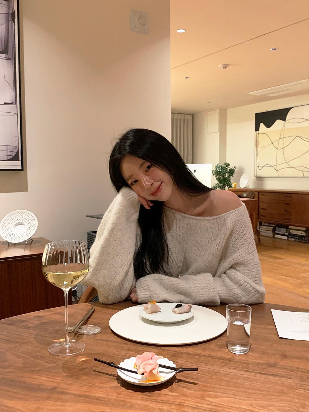 트렌디어패럴 [주문폭주🔥/MADE] 엘렌 울 언발 오프숄더 니트