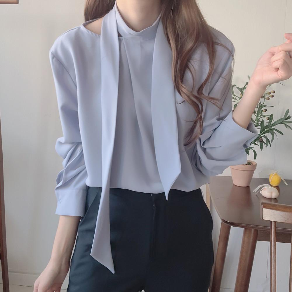 컷아웃 타이 블라우스