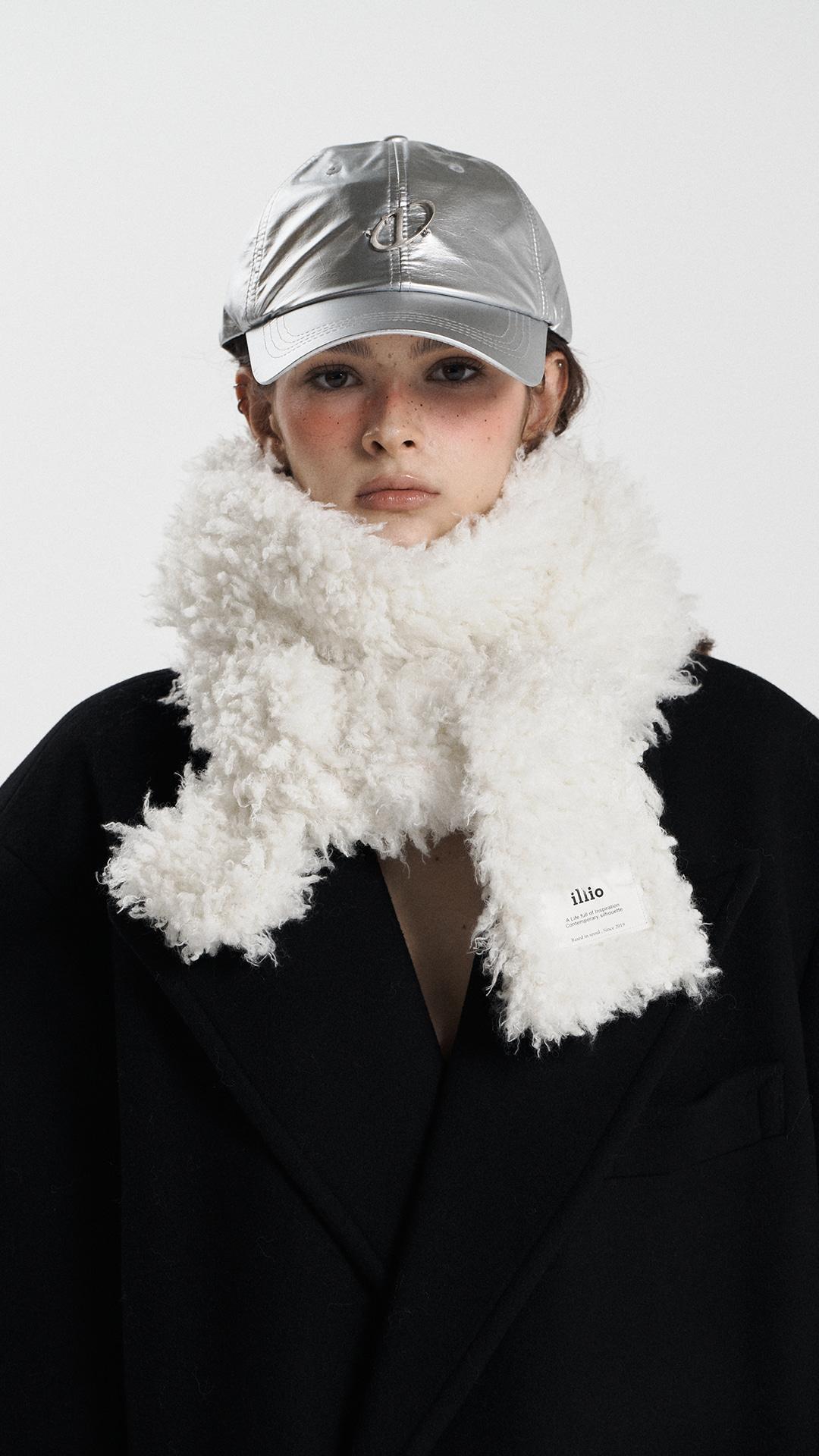 WHITE FLUFFY MUFFLER