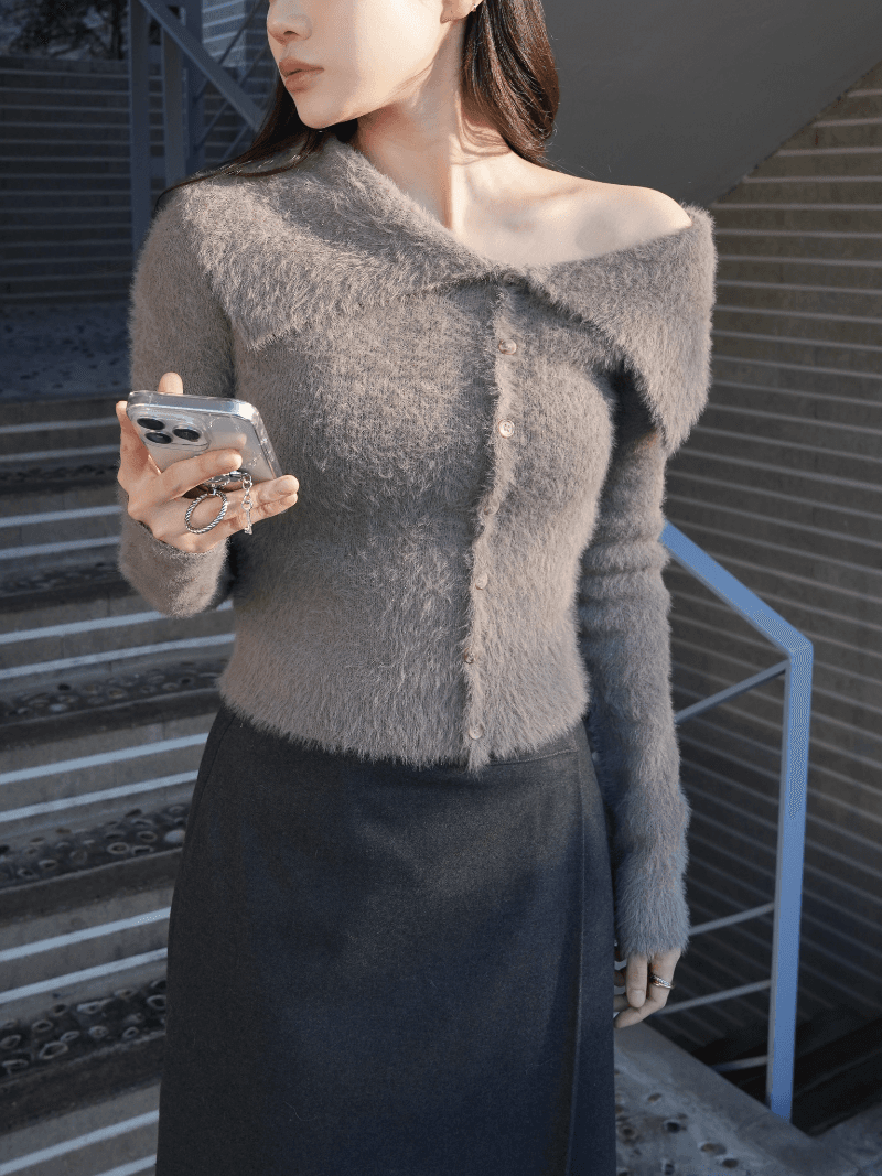 [Nouarté] 시스 헤어리 오프숄더 니트 (모카 무스)