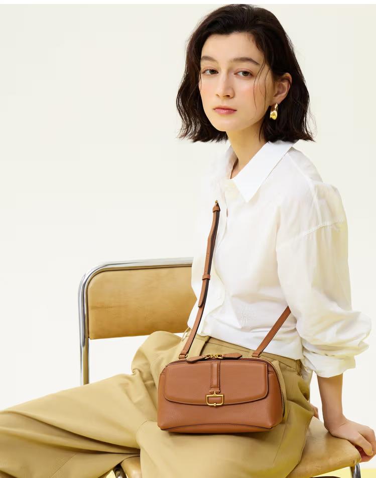 [BIRKBECK CHARLOTTE] 버크백 샬롯 D장식 브라운 소가죽 미니 크로스백