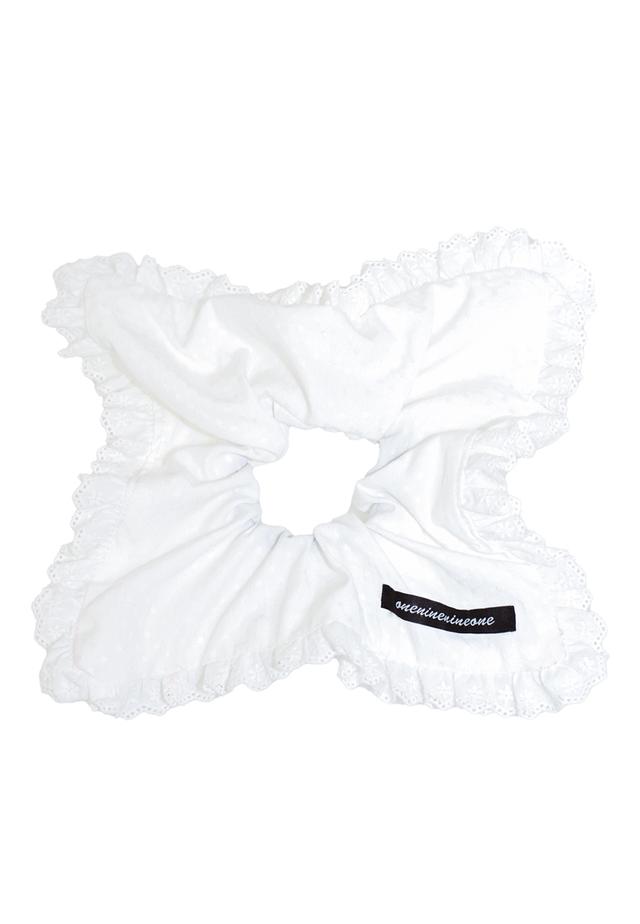SQUARE LACE SCRUNCHIE_DOTS WHITE