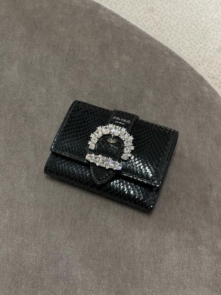 [영국직배송/특가] 지미추 CHERI 리자드 프린트 로고 크리스탈 버클 반지갑 BLACK