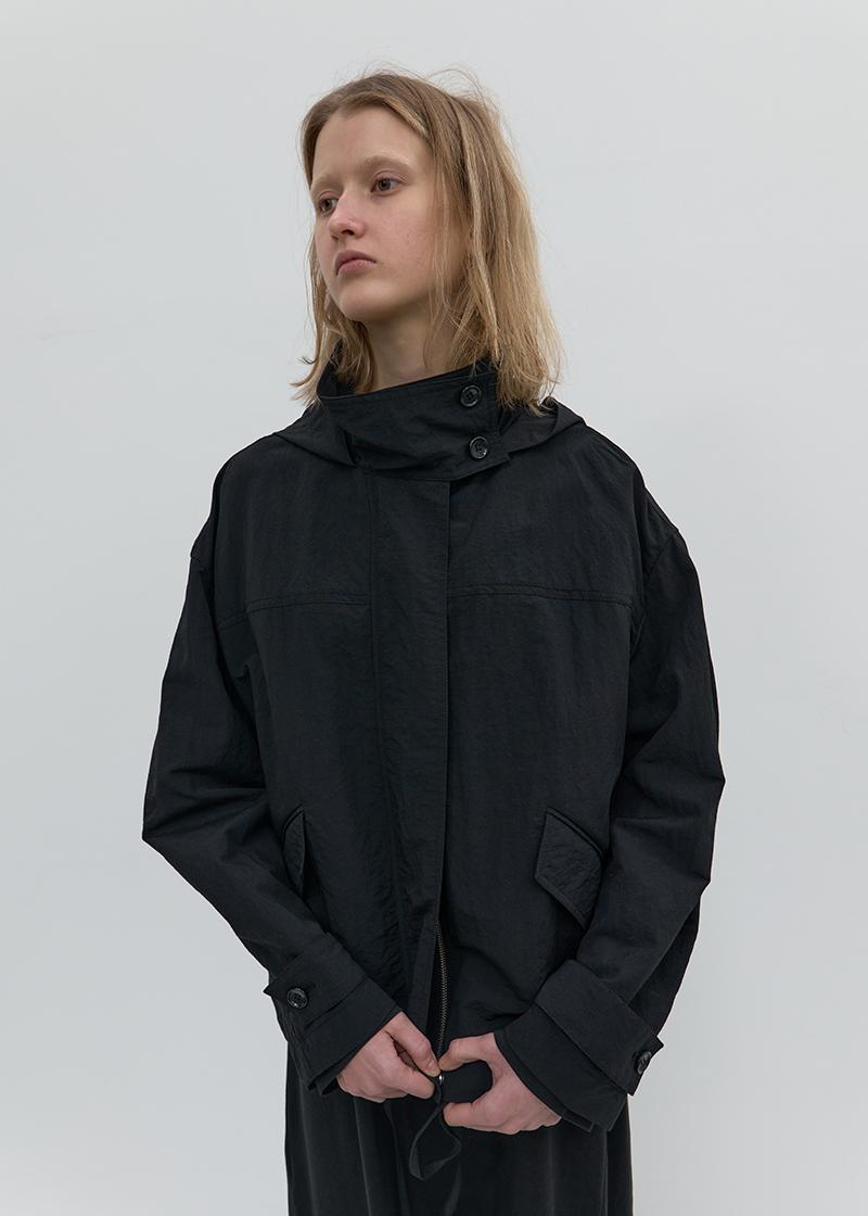 REFINED HOODED ANORAK IN BLACK