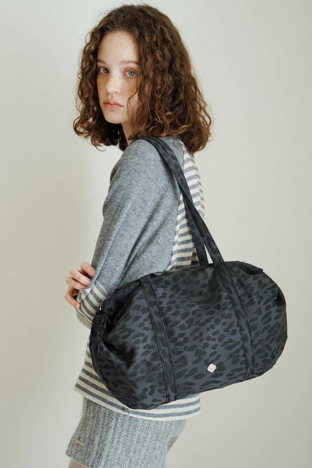 오로라 셔링 더플백_레오파드 차콜