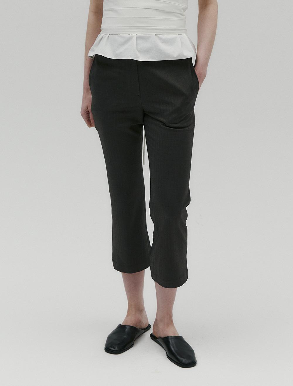 HERRINGBONE SEMI-FLARE CAPRI PANTS [CHARCOAL]