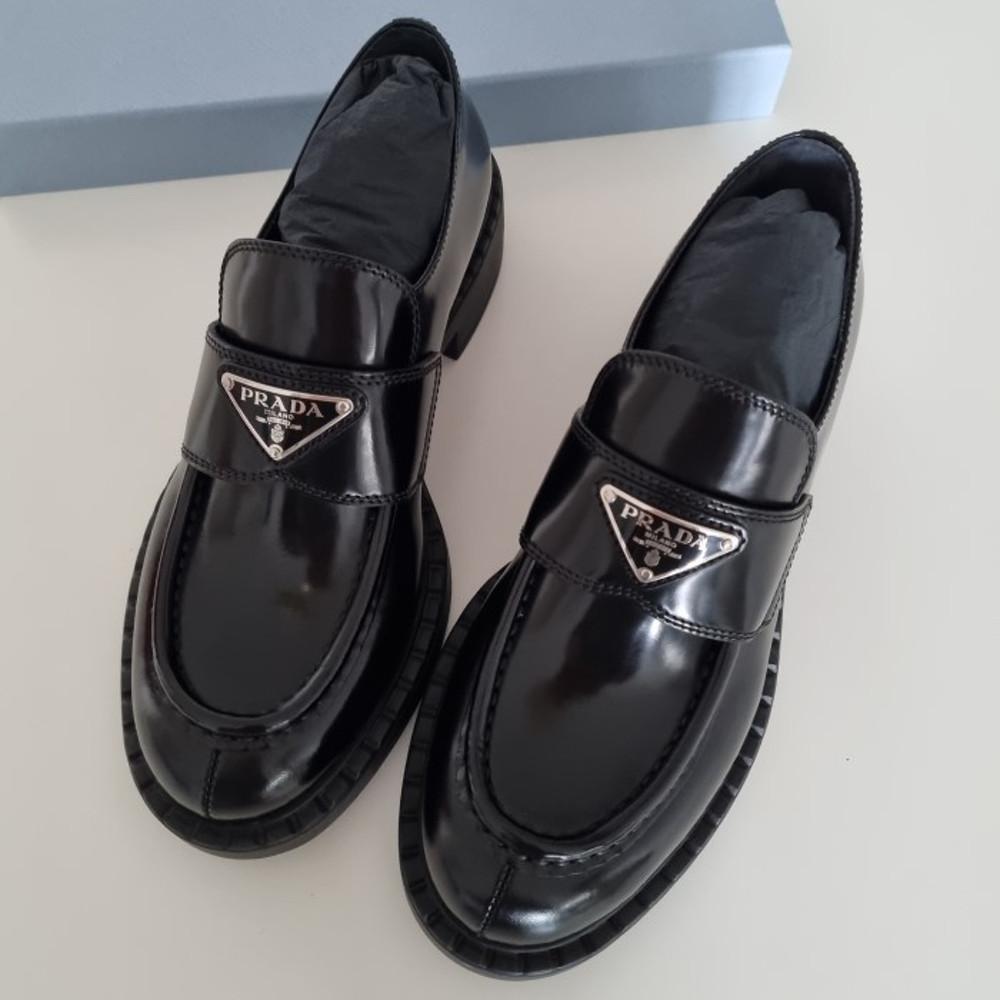 +국내익일수령+ PRADA 프라다 브러시드 가죽 로퍼 블랙 1D246M