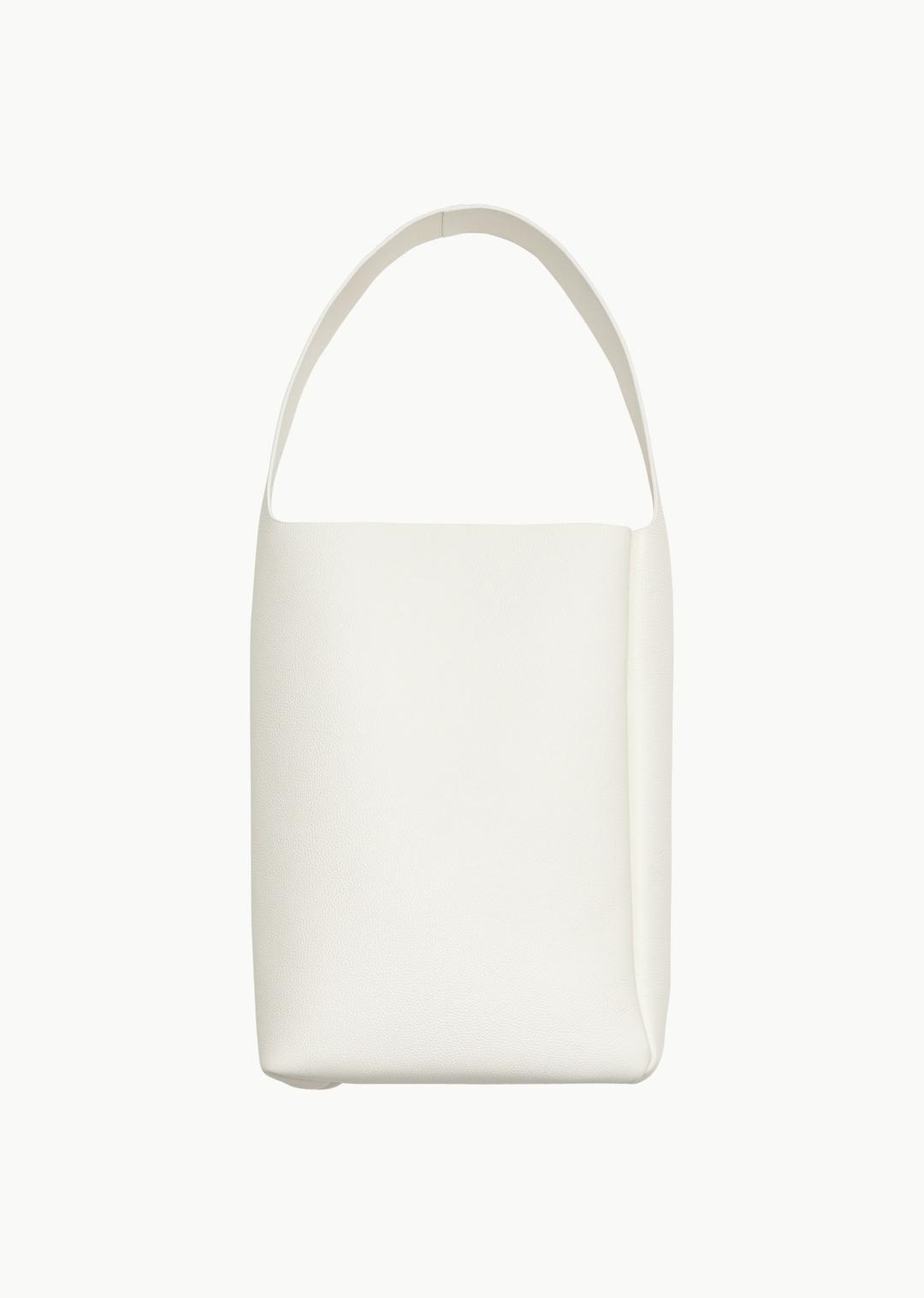 pg02 shoulder : m,  white