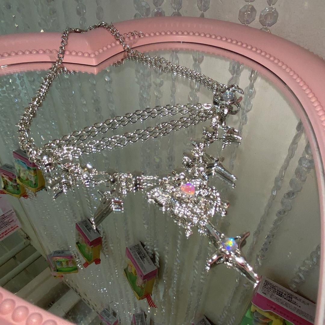 バタフライクロスビジューネックレス