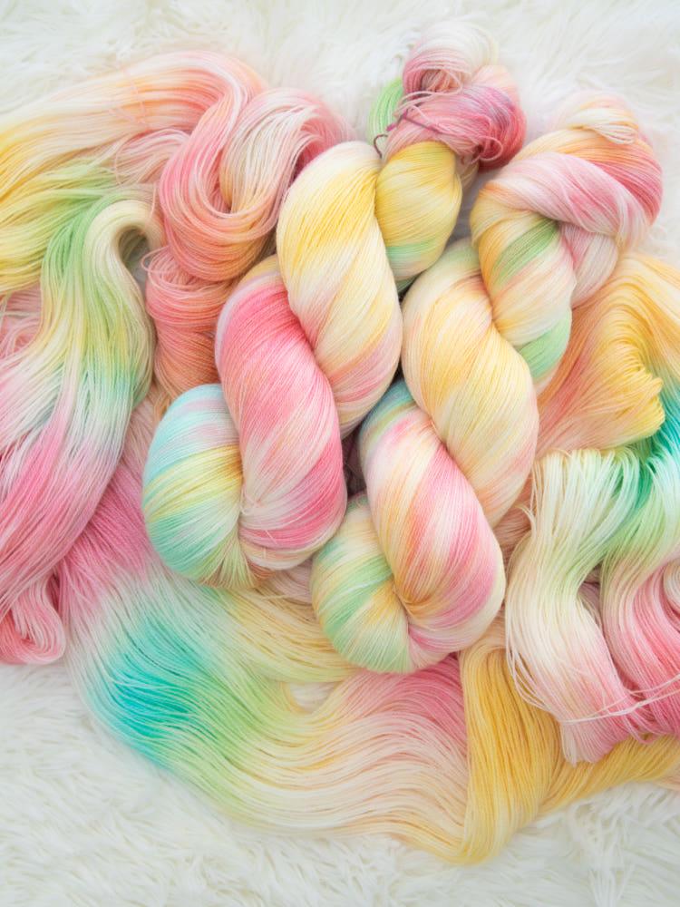 틴에이저 Classic Lace 손염색실 핸드다잉얀 스너기앤울리 뜨개실