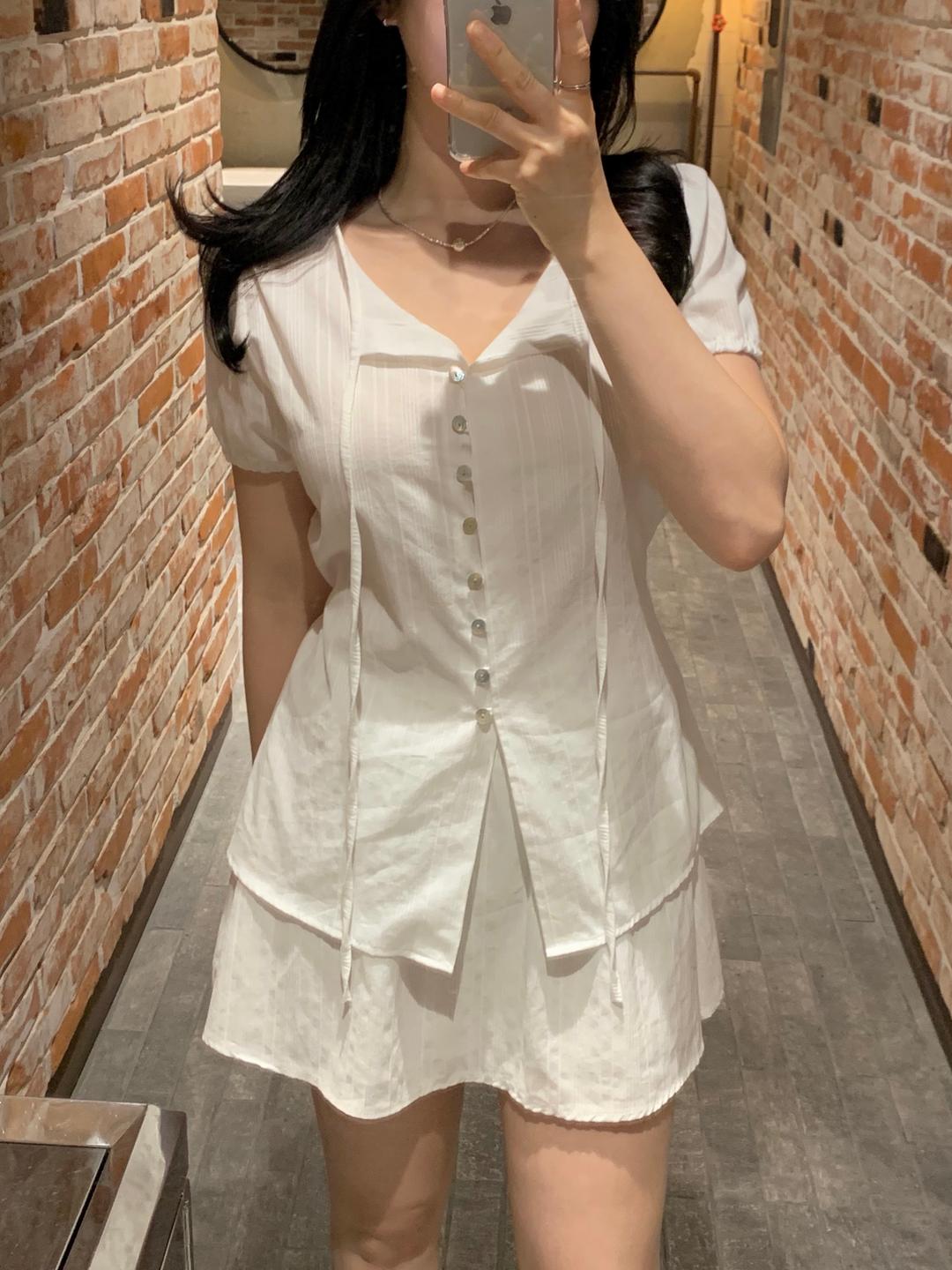 미니멀무드 [바로배송]로지 코튼 스트랩 반팔 블라우스 (2colors)