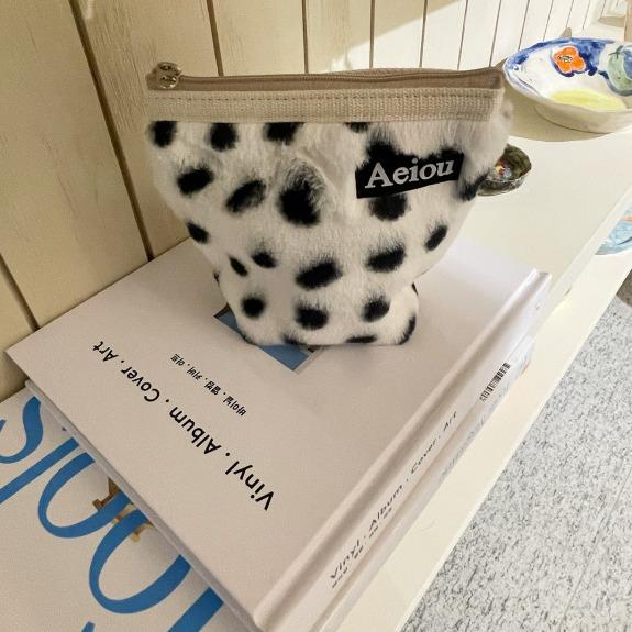 Aeiou Basic Pouch (M size)Fur Dalmatian